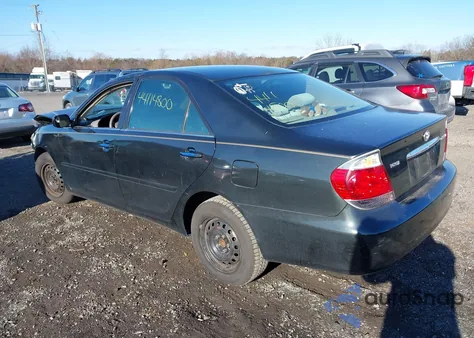 2005 Toyota Camry Le z USA, uszkodzony, nr VIN 4T1BE30K85U090944